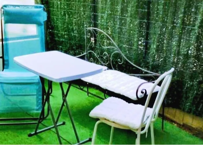 NICE VIEW Jolie Studio avec Jardin